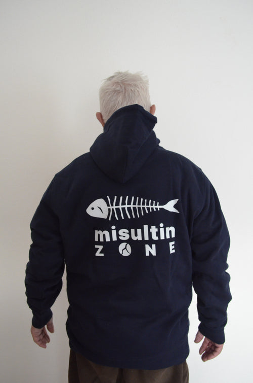 Anziano con felpa blu Misultin Zone di spalle