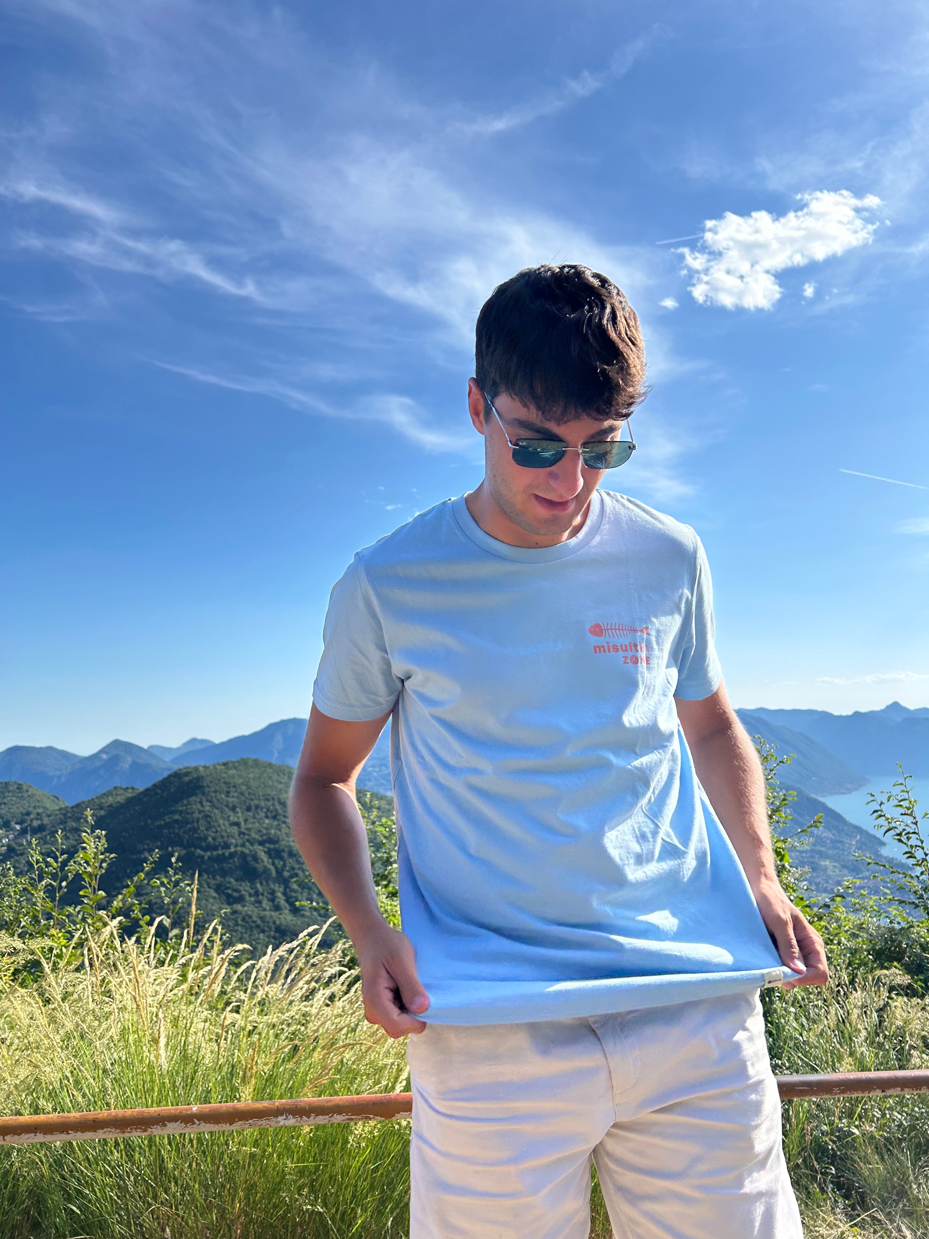 Ragazzo che indossa maglietta azzurra